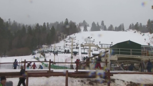 Skiers and snowboarders were taking advantage of the snow in Big Bear on Jan. 5, 2016. (Credit: KTLA)